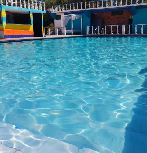 La Esmeralda entre Montanas in Boqueron