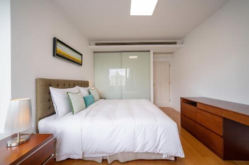 Family Friendly 2 Bedroom Apartment Xujiahui Center, Шанхай