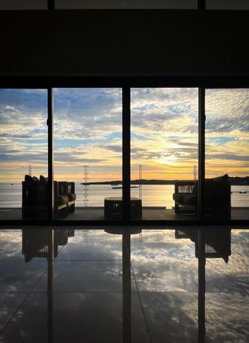 Bella Vista-Luxurious Hilltop Penthouse with Ocean View