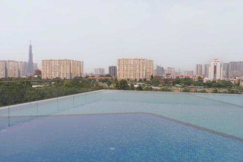 The Sun Avenue Riverside Apartments in District 2 - 수영장