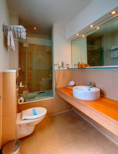 Nissaki Beach Hotel - image 5