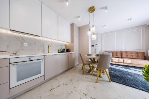 Gold&Marble Luxe Apartment- City Centre, AC, Free Parking by StayNest