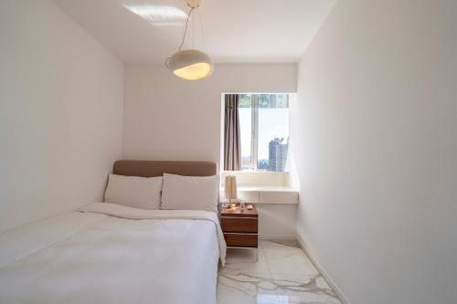 Bright 2BR 1 Living Room Suite Steps from Xujiahui Metro, Shanghái
