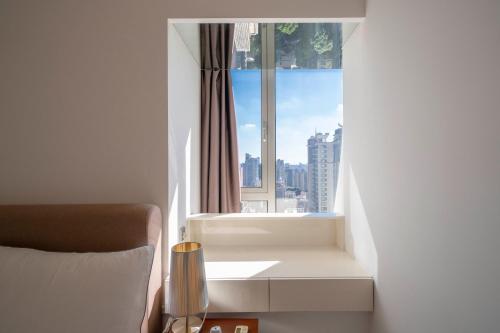 Bright 2BR 1 Living Room Suite Steps from Xujiahui Metro, Shanghai (foto 10)