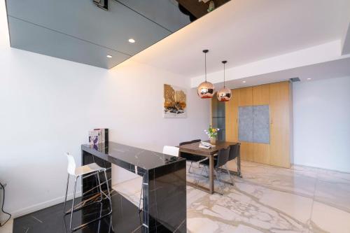Comfortable 2BR Apartment Steps from Xujiahui Metro, Shanghai (foto 2)