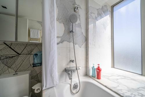 Comfortable 2BR Apartment Steps from Xujiahui Metro, Shanghai (foto 10)