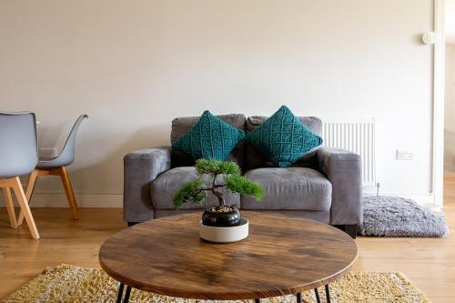 Large Ground Floor Pet Friendly 2 Bedroom Apartment with FREE Parking - image 10