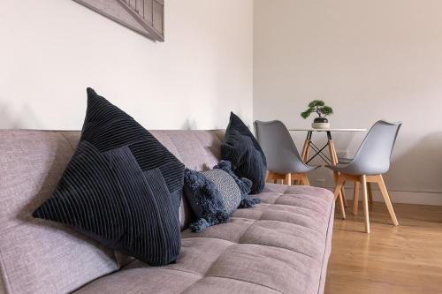 Large Ground Floor Pet Friendly 2 Bedroom Apartment with FREE Parking - image 5