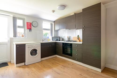 Large Ground Floor Pet Friendly 2 Bedroom Apartment with FREE Parking - image 6