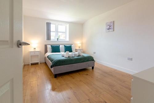 Large Ground Floor Pet Friendly 2 Bedroom Apartment with FREE Parking - image 13