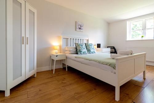 Large Ground Floor Pet Friendly 2 Bedroom Apartment with FREE Parking - image 8