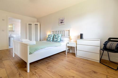 Large Ground Floor Pet Friendly 2 Bedroom Apartment with FREE Parking - image 3
