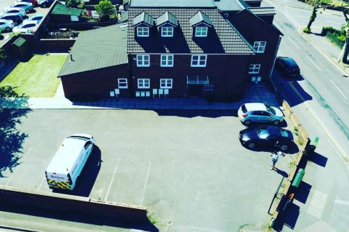 Large Ground Floor Pet Friendly 2 Bedroom Apartment with FREE Parking - image 12