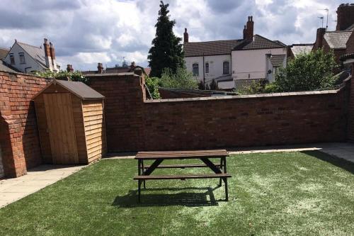 Large Ground Floor Pet Friendly 2 Bedroom Apartment with FREE Parking - image 14