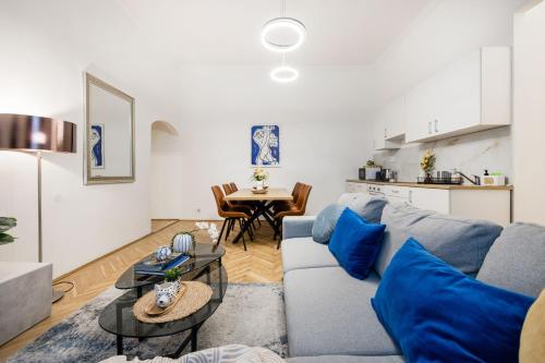 Chic 3BR Gem in the Heart of Budapest- Walk to Krudy St, Budapeszt