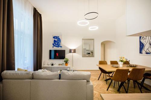 Chic 3BR Gem in the Heart of Budapest- Walk to Krudy St, Budapeszt (zdjęcie 4)