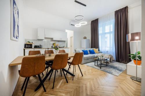 Chic 3BR Gem in the Heart of Budapest- Walk to Krudy St, Budapeszt (zdjęcie 7)