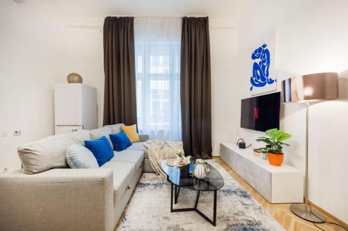 Chic 3BR Gem in the Heart of Budapest- Walk to Krudy St, Budapeszt (zdjęcie 2)