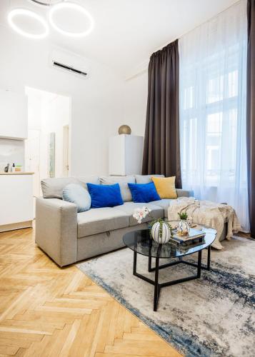 Chic 3BR Gem in the Heart of Budapest- Walk to Krudy St, Budapeszt (zdjęcie 5)