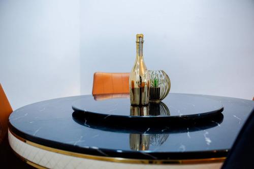 Stylish Lekki Phase 1 1BR Flat 24/7 Power - image 3
