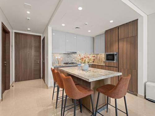 Panorama Royale 1BR w Study-Sleeps 4- Full Burj Khalifa View in Imperial-13, Дубай (фото 7)