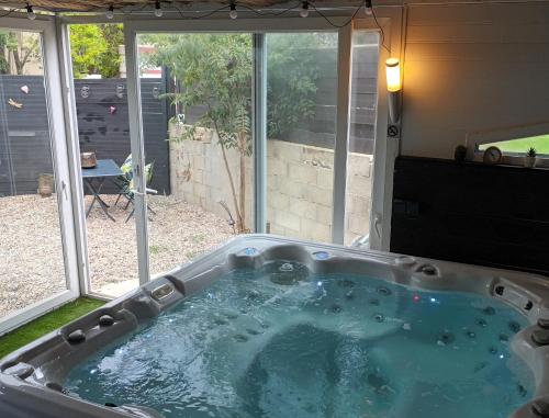 Chambres d'hôtes & jacuzzi - A l'ombre des amandiers chambre d'hôte Saint-Martin-d'Ardèche