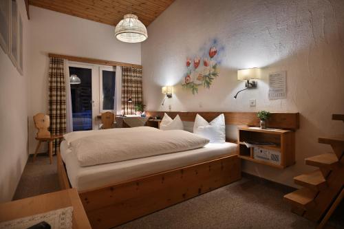 1 queen bed, 1 twin bed
