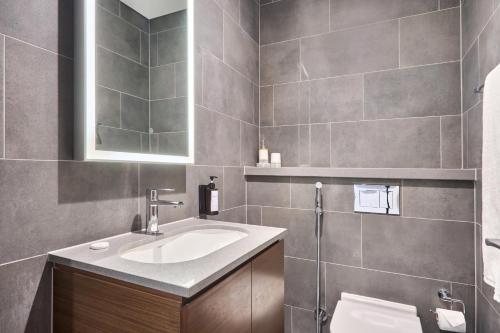 STAY BY LATINEM Luxury 1BR Plus Study Holiday Home CB 3714 Near Burj Khalifa, Dubaj (zdjęcie 6)