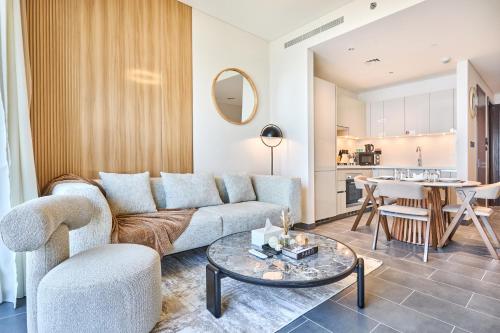 STAY BY LATINEM Luxury 1BR Plus Study Holiday Home CB 3714 Near Burj Khalifa, Dubaj (zdjęcie 3)