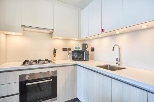 STAY BY LATINEM Luxury 1BR Plus Study Holiday Home CB 3714 Near Burj Khalifa, Dubaj (zdjęcie 7)