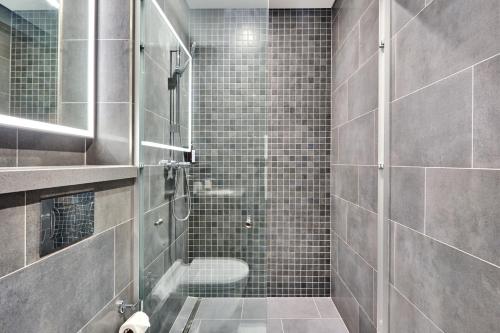 STAY BY LATINEM Luxury 1BR Plus Study Holiday Home CB 3714 Near Burj Khalifa, Dubaj (zdjęcie 10)