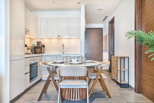 STAY BY LATINEM Luxury 1BR Plus Study Holiday Home CB 3714 Near Burj Khalifa, Dubaj (zdjęcie 5)