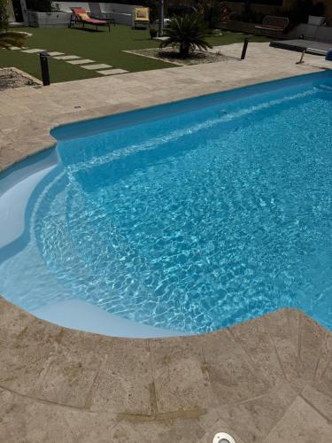 สระว่ายน้ำ, Charmant appartement, piscine 15 min de Nice in กาโร