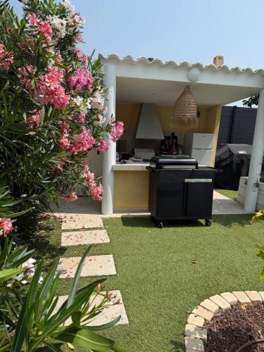 Charmant appartement, piscine 15 min de Nice in กาโร