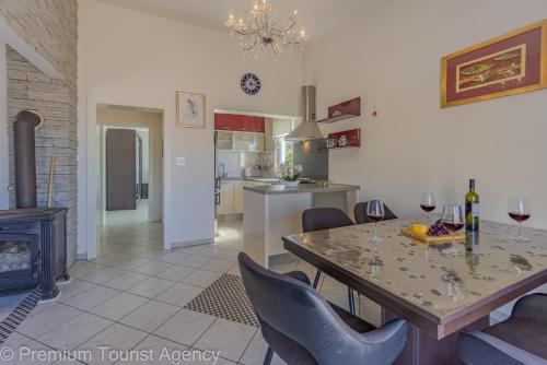 ห้องครัว, Lara & Vito in เมตาย์นา