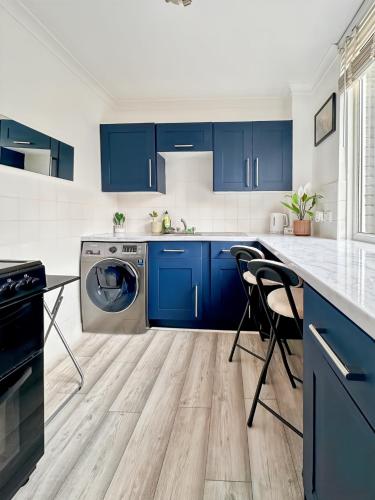 Bright 1-Bed London Flat With Private Garden Long Stay Deals, Londyn