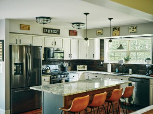 Konyha, Catskills Mountain Luxe Cabin with Private Pool, Pond, Hot Tub, Fire Pit, Dog Friendly in Cairo (NY)