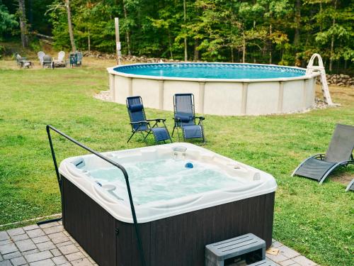 Úszómedence, Catskills Mountain Luxe Cabin with Private Pool, Pond, Hot Tub, Fire Pit, Dog Friendly in Cairo (NY)
