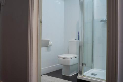 Gatwick Turret Guest House - image 13