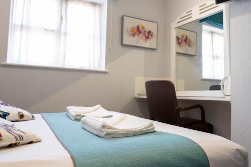 Gatwick Turret Guest House - image 12