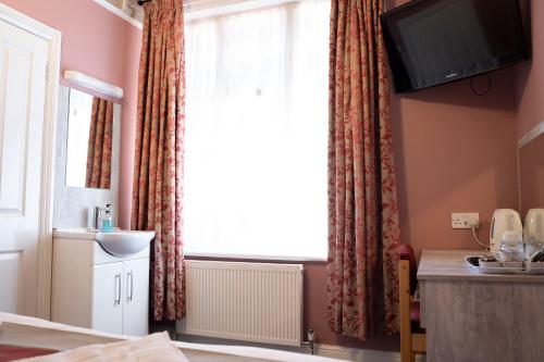 Gatwick Turret Guest House - image 9