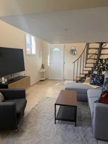 Charmant appartement, piscine 15 min de Nice in กาโร