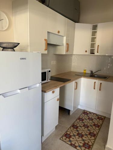 Charmant appartement, piscine 15 min de Nice in กาโร