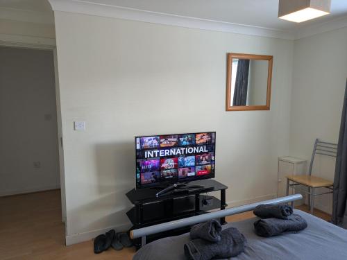 Comfortable and Peaceful 2 Bedroom Flat with Shared Bathroom and Kitchen Close to Manchester Airport, Манчестер (фото 3)