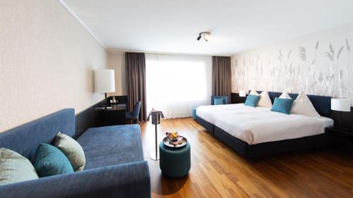 1 king bed, 1 sofa bed