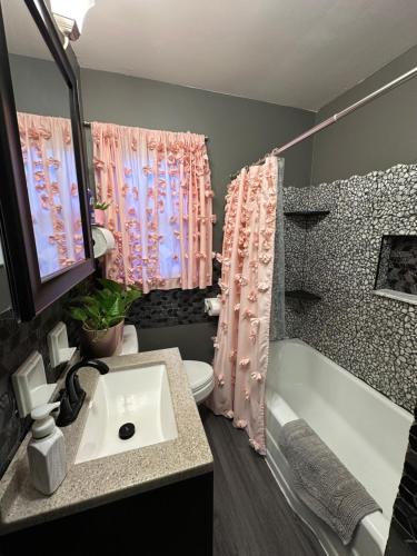 Akron Abode - 2pm Check In & Out detail
