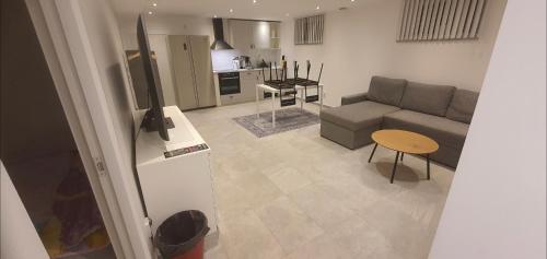 편의 시설/서비스, Fresh and newly renovated basement apartment in 소드라 소피에룬드