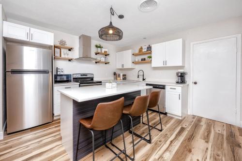 Luxury Home & Mins to Beach and Walk to Downtown in 塔彭斯普林斯