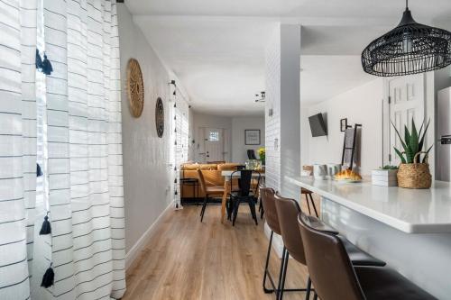 Luxury Home & Mins to Beach and Walk to Downtown in 塔彭斯普林斯