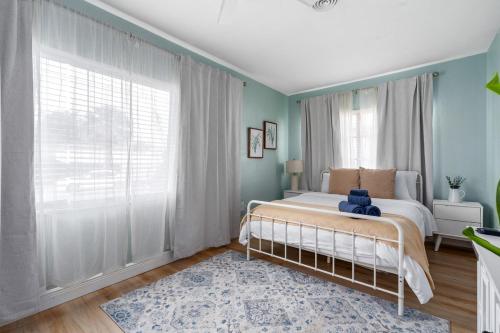 Luxury Home & Mins to Beach and Walk to Downtown in 塔彭斯普林斯